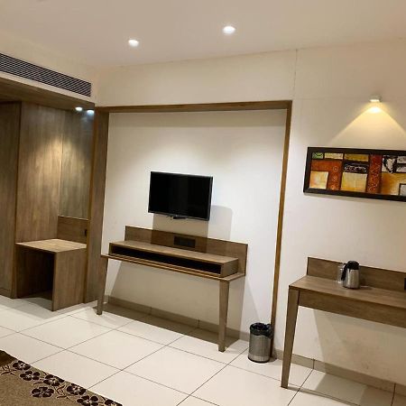 Hotel Regency 수라트 외부 사진