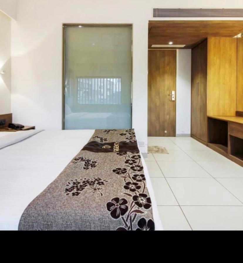 Hotel Regency 수라트 외부 사진