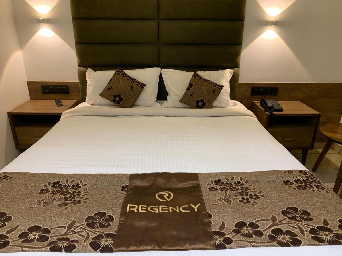 Hotel Regency 수라트 외부 사진