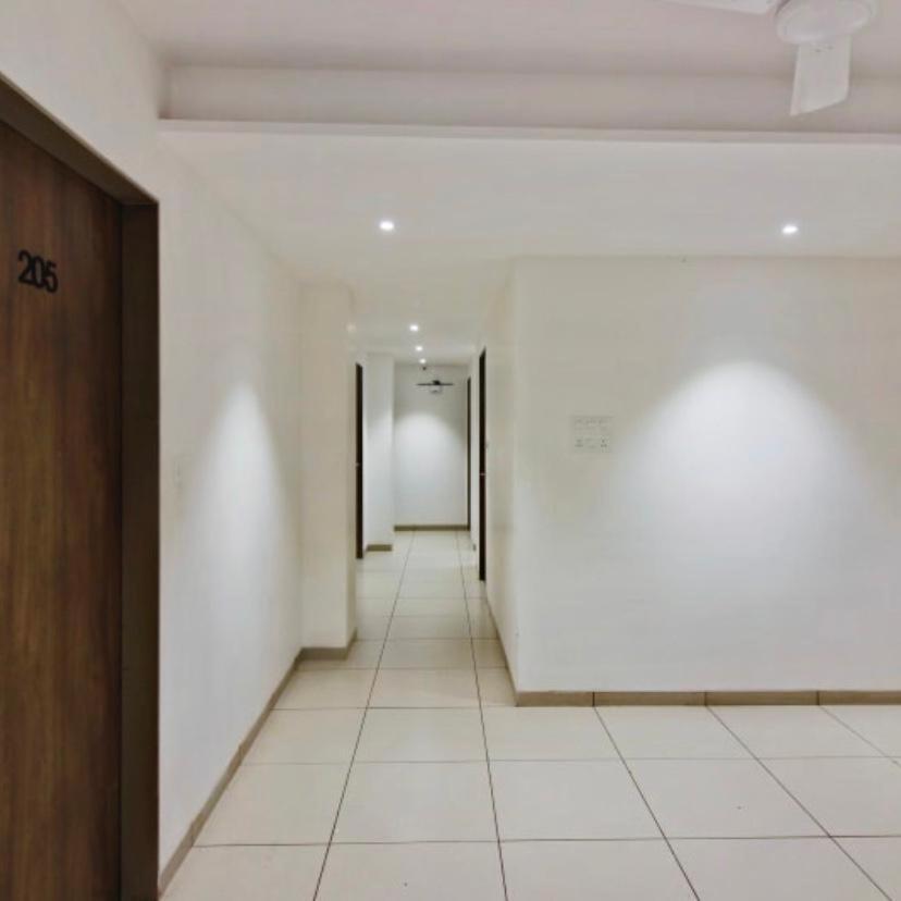 Hotel Regency 수라트 외부 사진