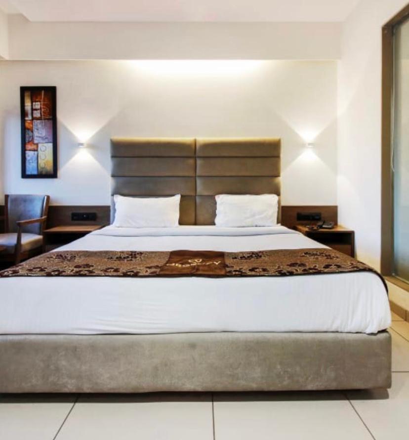 Hotel Regency 수라트 외부 사진