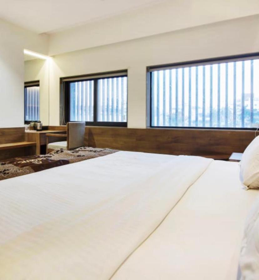 Hotel Regency 수라트 외부 사진