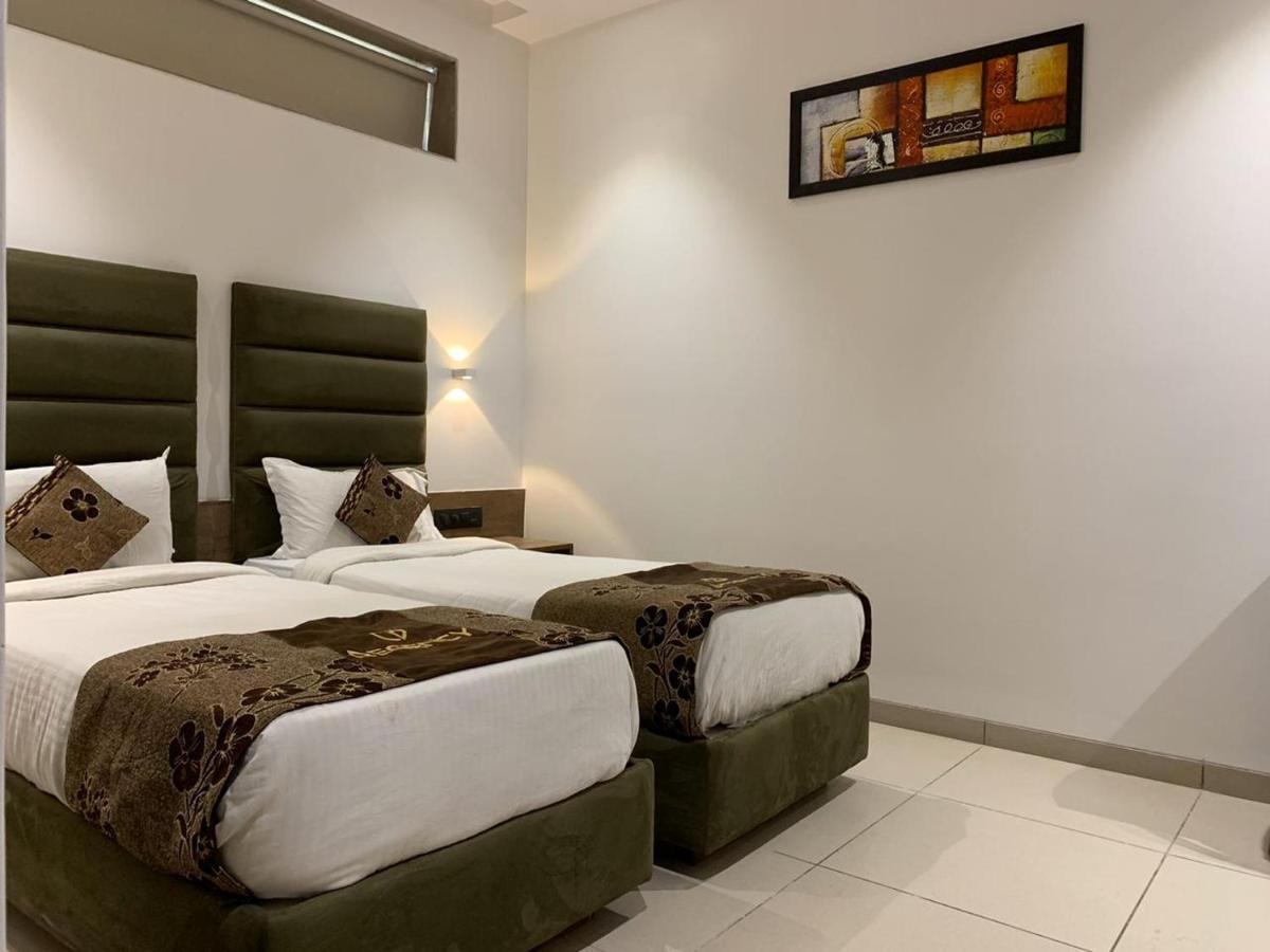 Hotel Regency 수라트 외부 사진