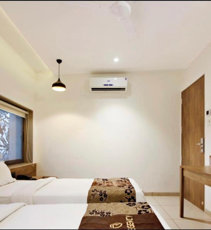 Hotel Regency 수라트 외부 사진