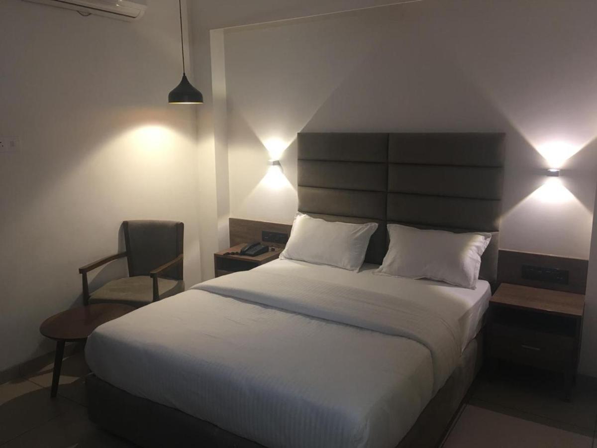 Hotel Regency 수라트 외부 사진
