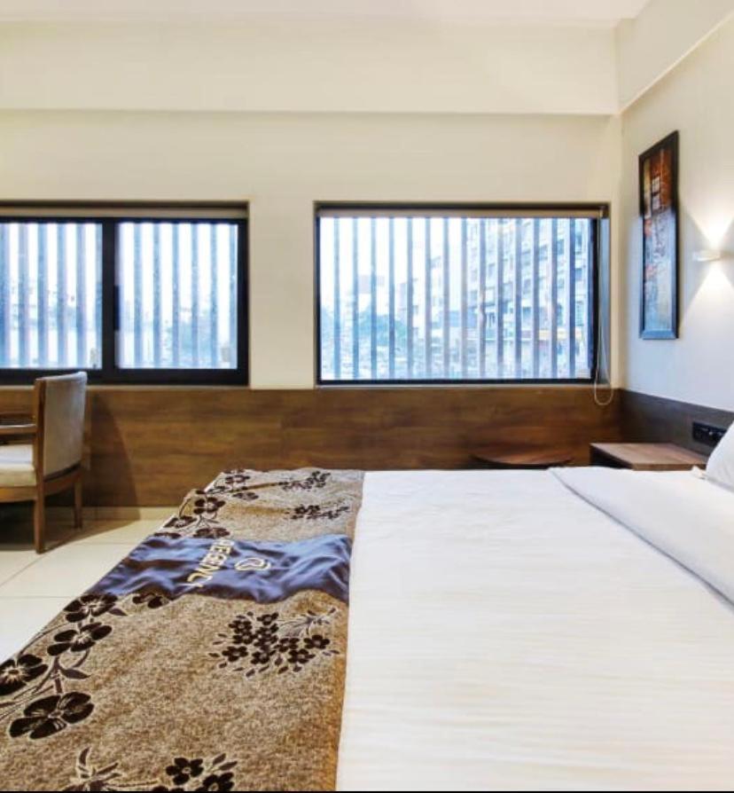 Hotel Regency 수라트 외부 사진